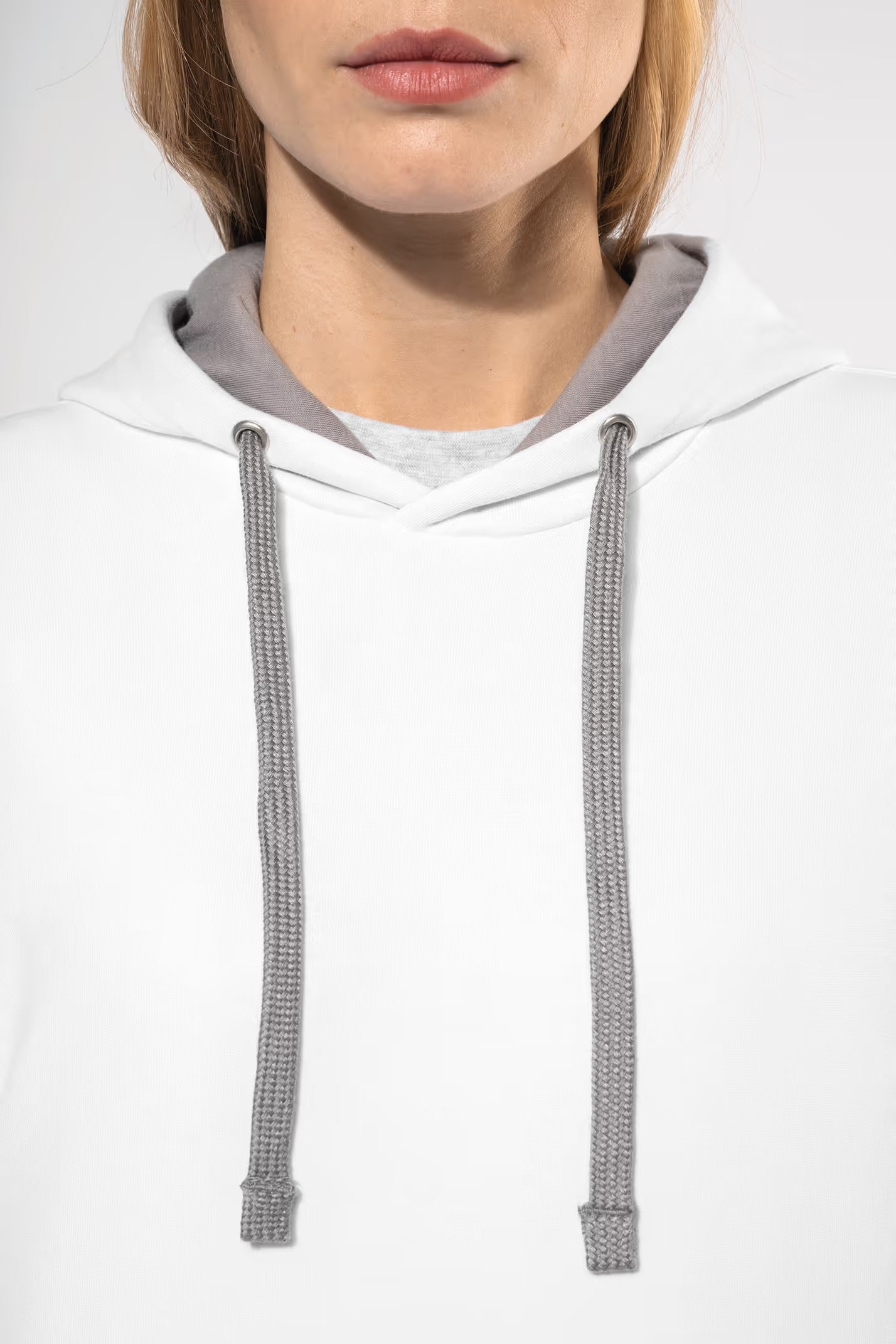 K465 - Sweat-shirt capuche contrastée femme