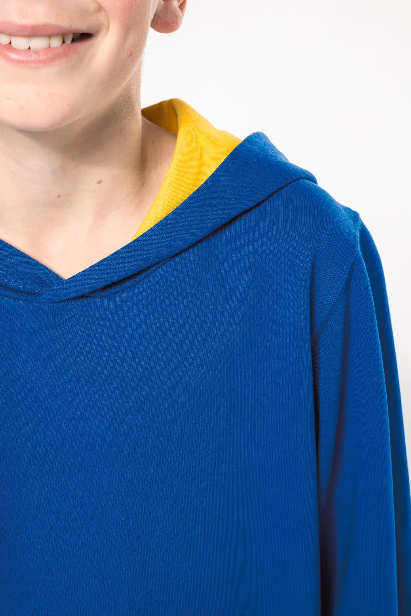 K453 - Sweat-shirt capuche contrastée enfant